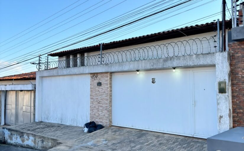 CASA AMPLA NO BAIRRO SACI – PRÓXIMO AO MIX